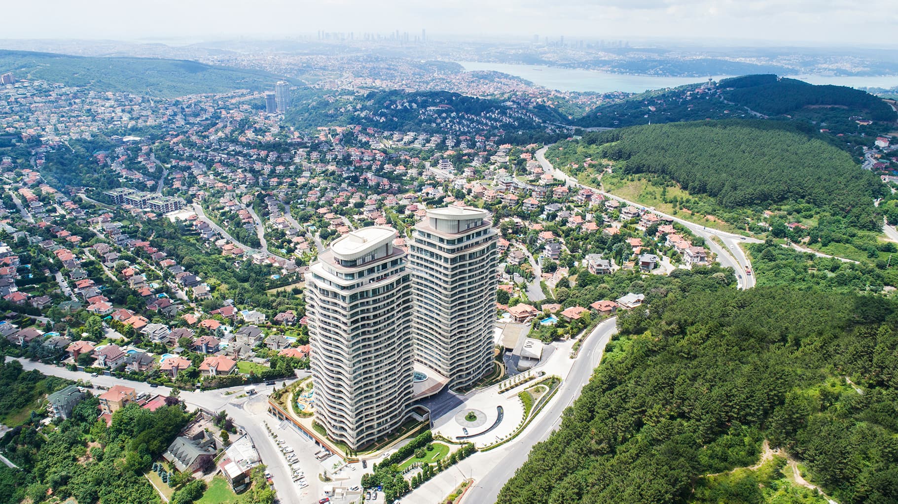 AcarBlu Rezidans داخل Beykoz: البرجان التوأمان يرتفعان بين شوارع الفلل وغابة الصنوبر، ومن خلفهما البوسفور وأفق إسطنبول البعيد