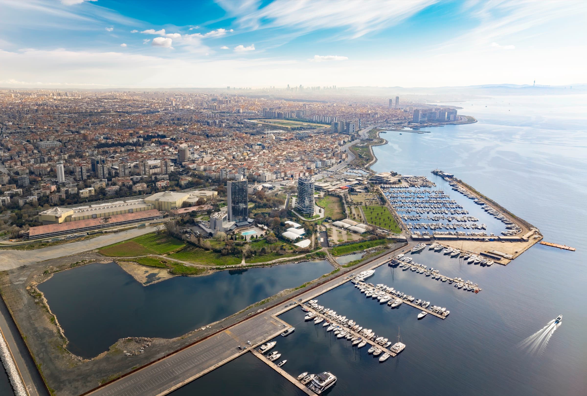 Ataköy kıyısı yüksekten: önde yatlarla dolu marina havuzları, Galleria'nın yanında Marinada kulesi ile Sheraton, arkada Marmara sahili boyunca uzanan Bakırköy ve İstanbul silueti