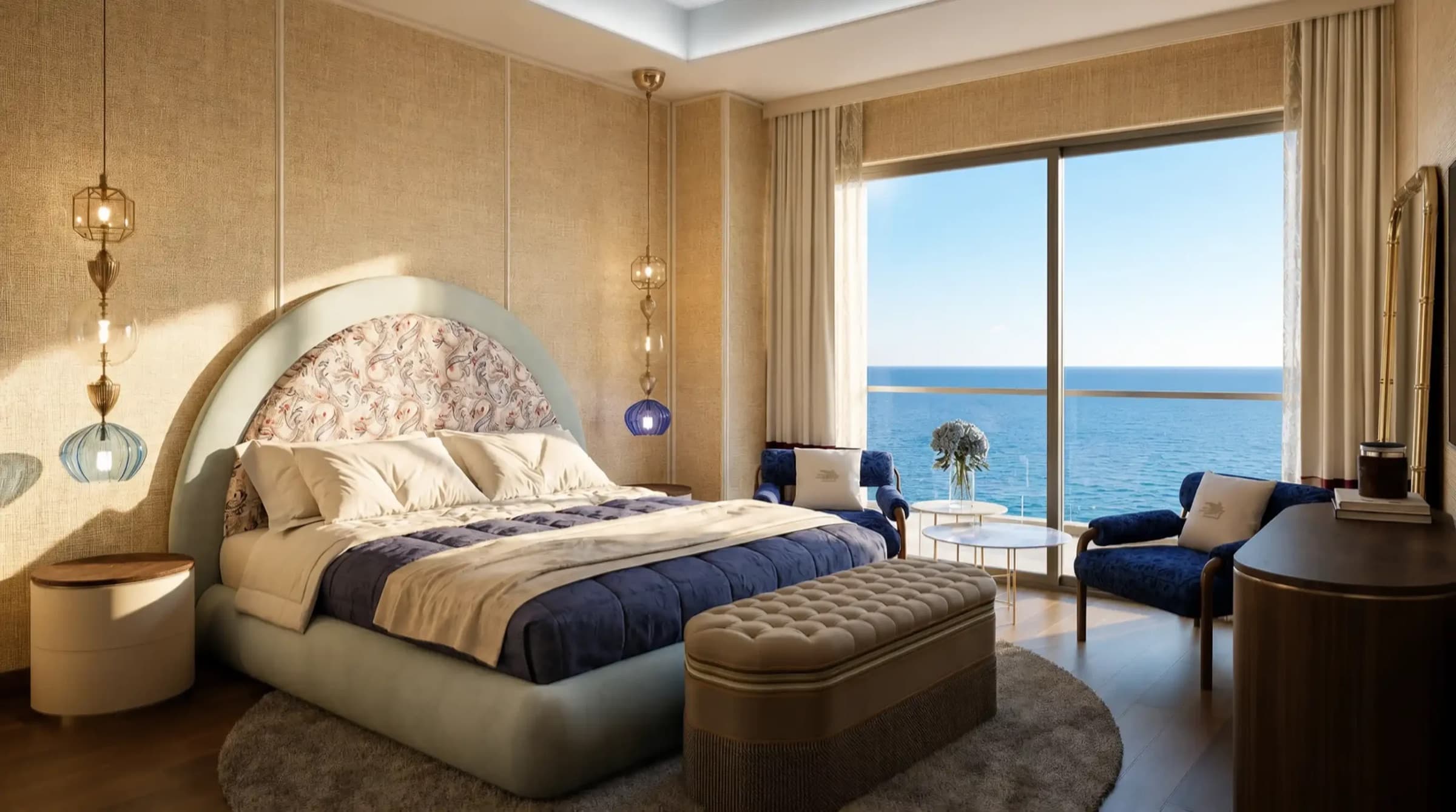 تصور معماري لغرفة نوم جناح Sea View: مسند رأس مكسو بألواح بنقش الـ paisley على هيكل سرير منحنٍ، ومصابيح نحاسية وزجاجية ملونة على جانبيه، وكراسٍ من المخمل الأزرق عند النافذة وبحر مرمرة يملأ الزجاج
