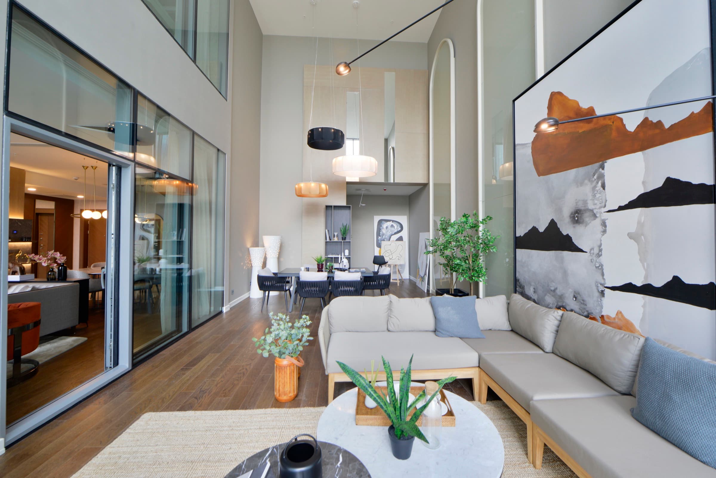 Skyland İstanbul'da Sky Deluxe Residence kulesinde çift yükseklikte galeri duvarlı örnek daire oturma odası