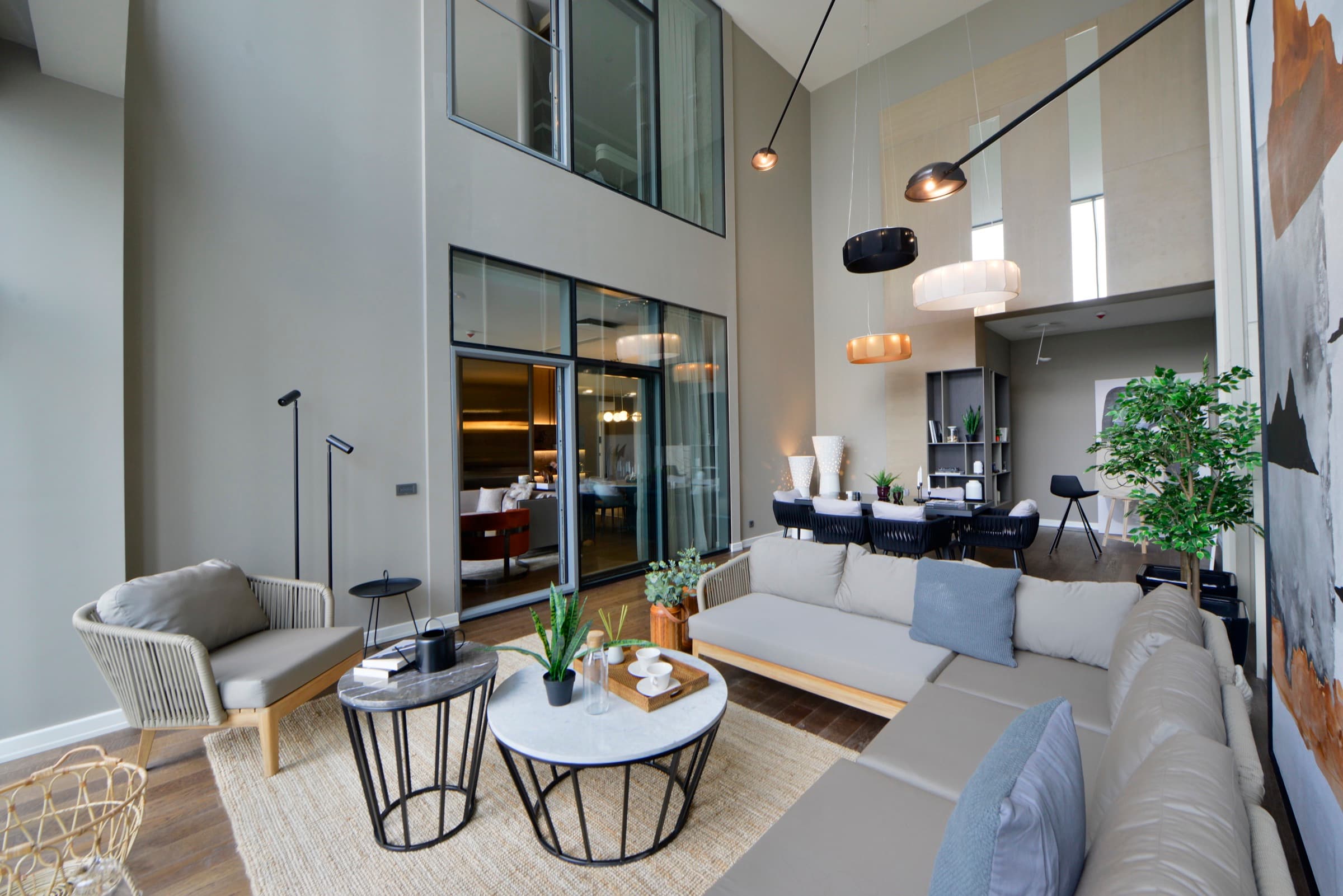 Skyland İstanbul'da bir Sky Deluxe Residence dubleksinin açık oturma ve yemek alanı