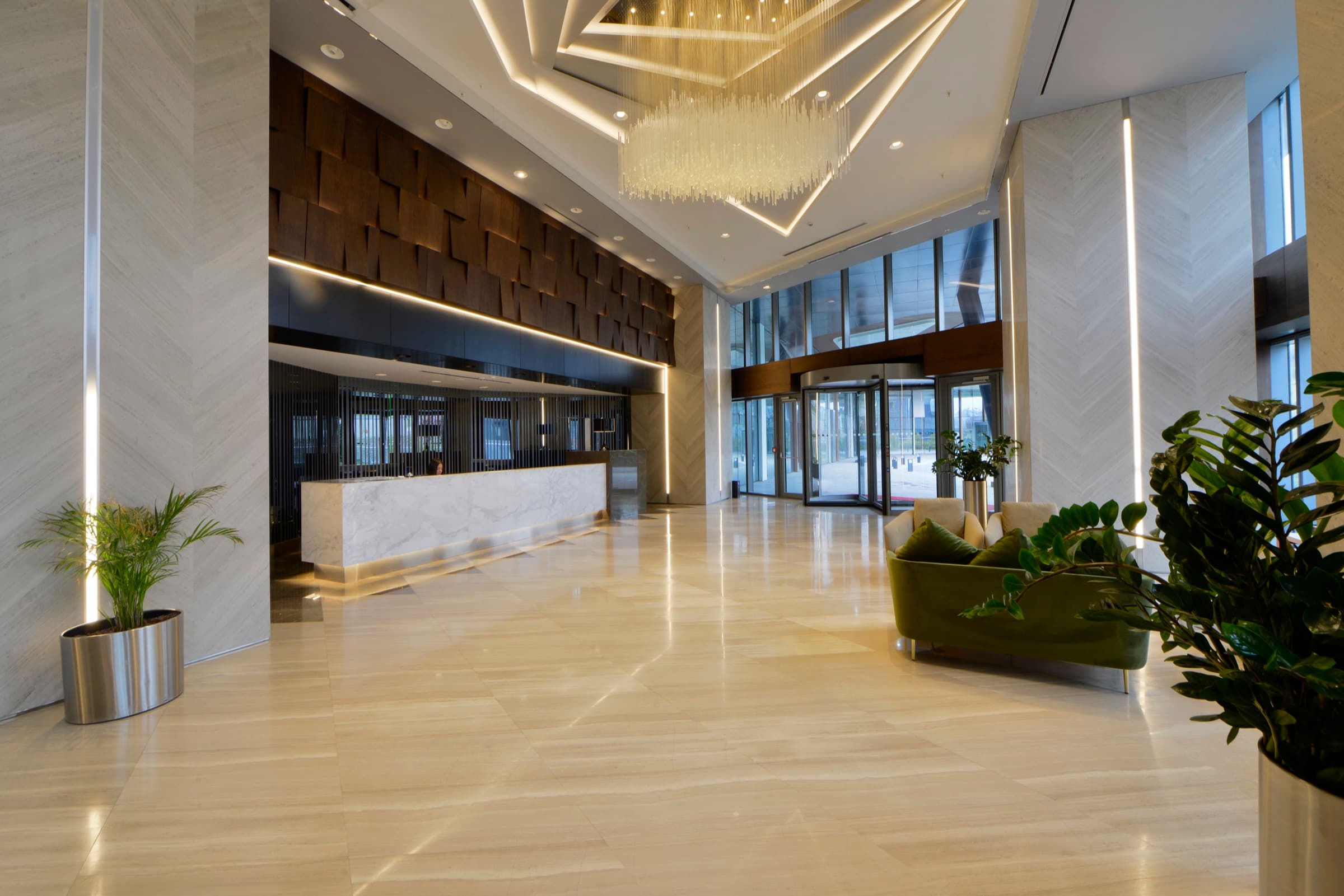 Skyland İstanbul'da Sky Residence kulesinin giriş holü; döner kapıdan mermer resepsiyona