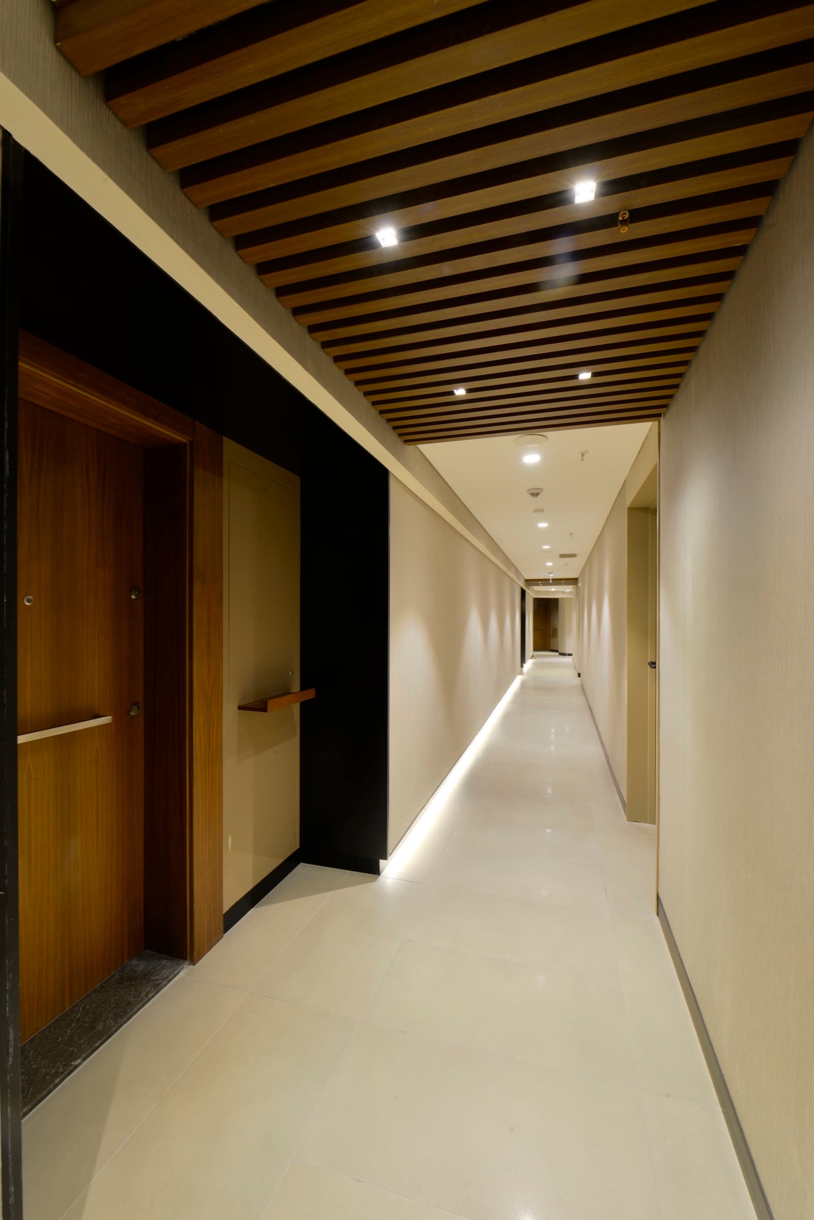 Skyland İstanbul'da Sky Residence kulesinde lataviye ahşap tavanlı daire koridoru