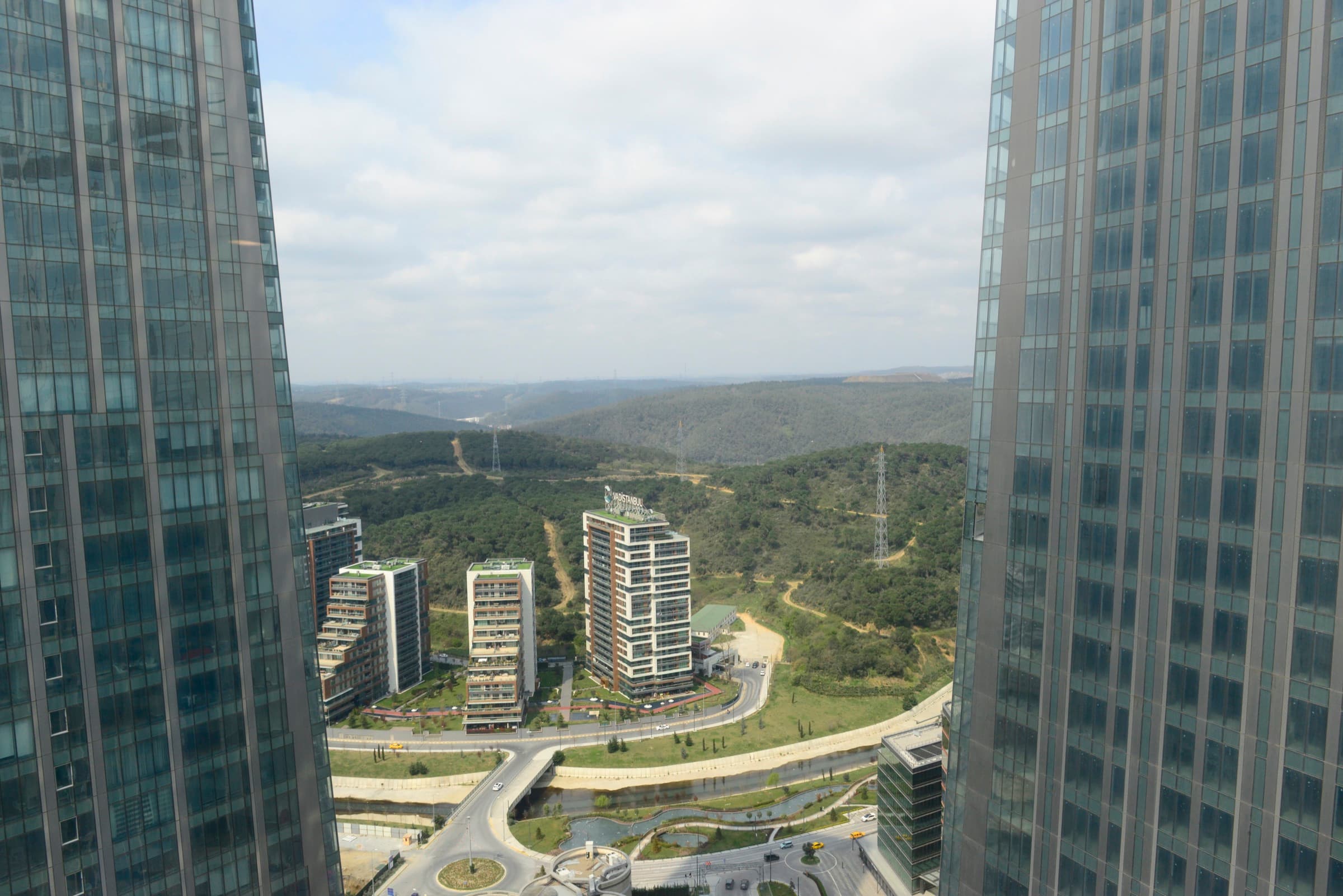 Bir Skyland İstanbul kulesinden Cendere vadisi boyunca Vadistanbul'a ve Belgrad Ormanı sırtına bakış
