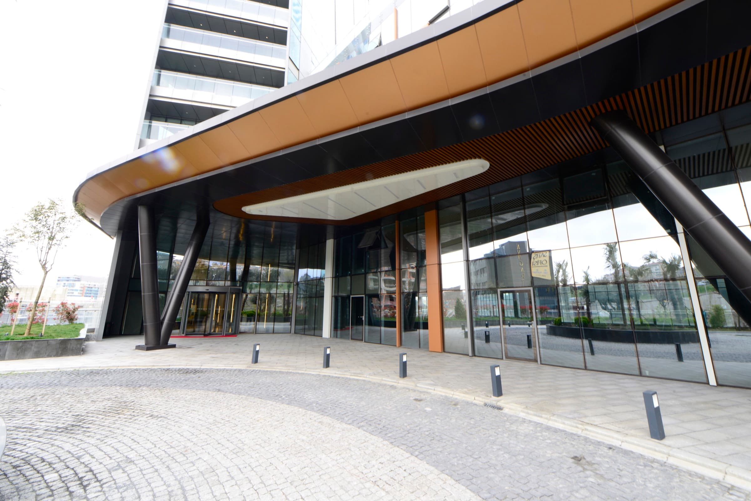 Skyland İstanbul'un camlı lobisinin üzerindeki heykelsi bronz giriş saçağı