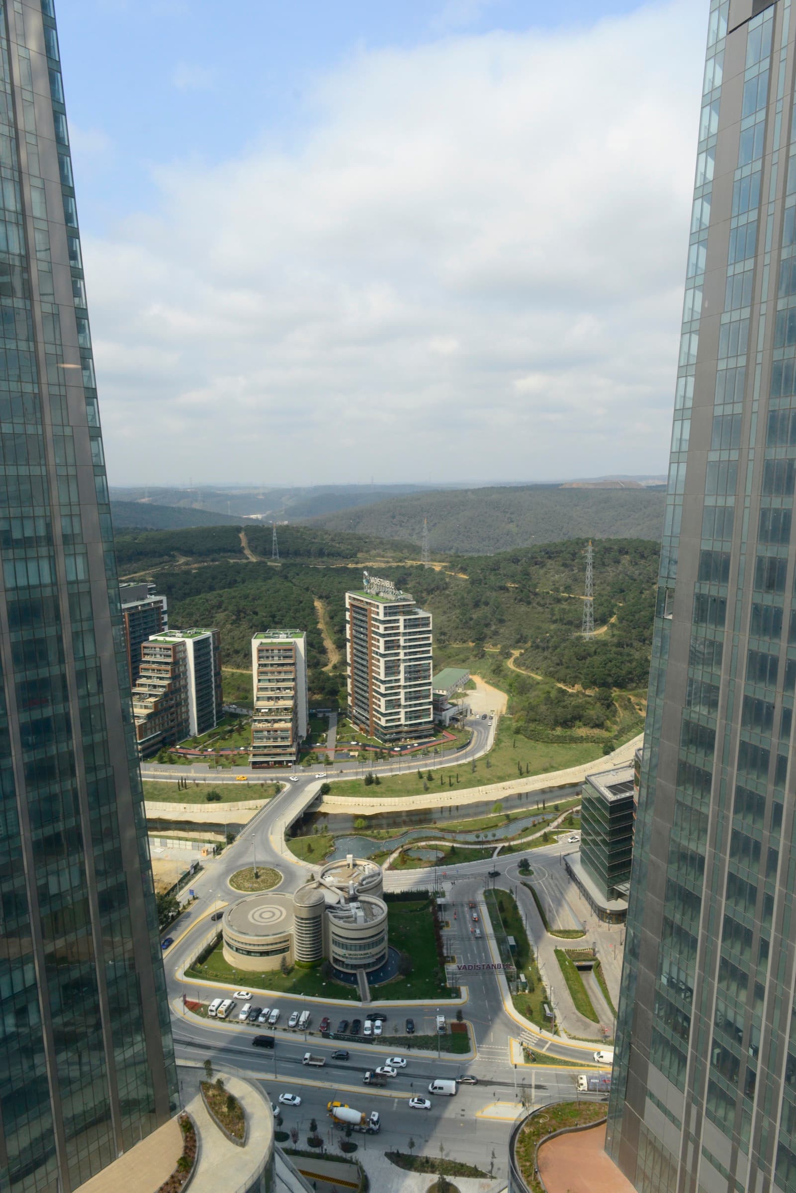 İki Skyland İstanbul kulesi arasından Cendere vadisine ve Sarıyer'in ormanlık tepelerine bakış